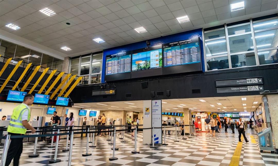 Falha técnica interrompe voos em São Paulo por mais de 1 hora e impacta milhares de passageiros