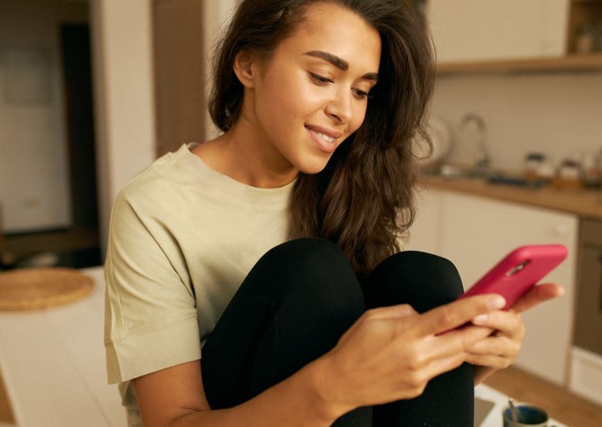 Viajantes podem buscar e encontrar voos com melhores preços direto na IA. Foto: Freepik