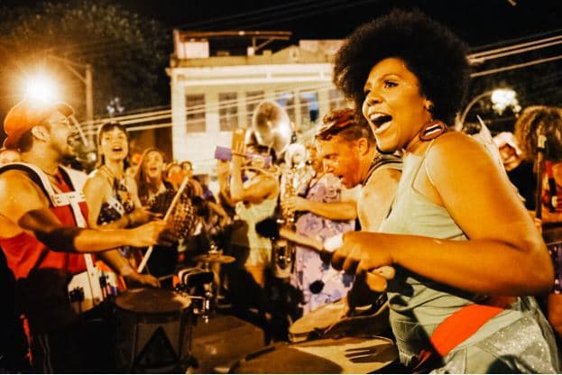 Airbnb reforça suporte a viajantes durante o Carnaval com atendimento 24h