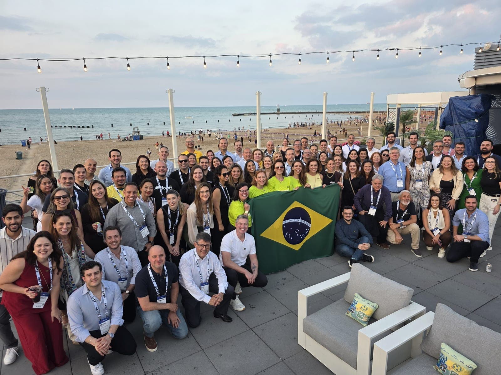 Delegação brasileira reunida com a bandeira do Brasil na GBTA Convention 2026, em Chicago