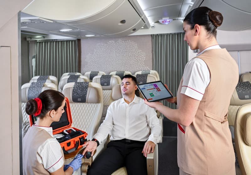 Nova tecnologia da Emirates conecta passageiros a médicos em terra durante voos